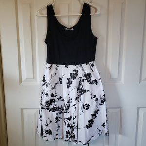 Sleeveless B&W Floral Dress
